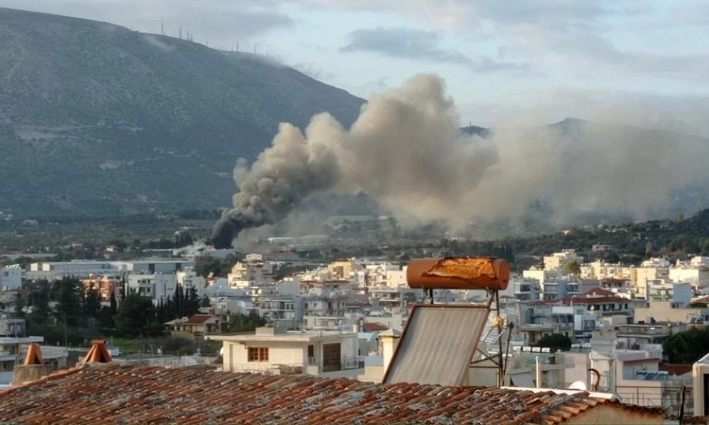 Κορωπί: Μεγάλη πυρκαγιά ξέσπασε σε αποθήκη στο Κορωπί